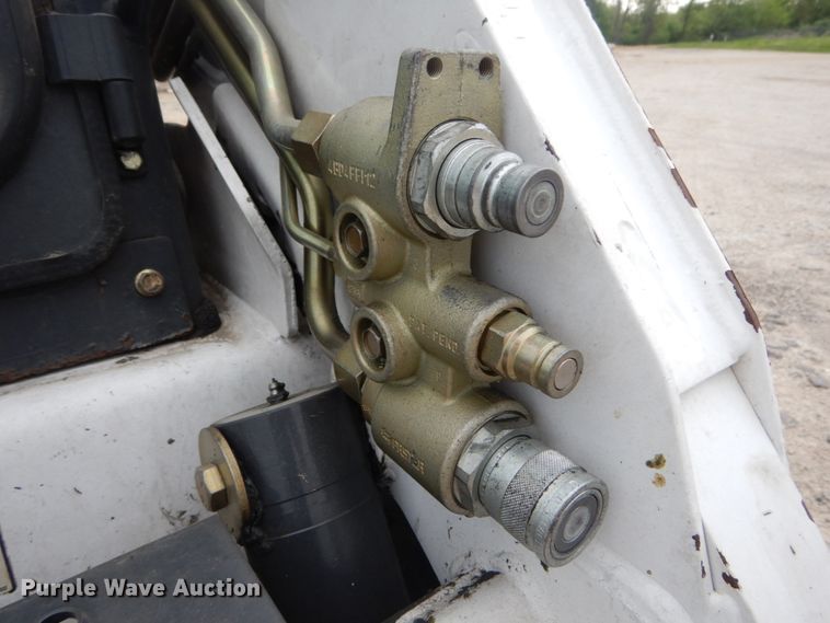 image for item GU9971 2005 Bobcat S205  skid steer loader