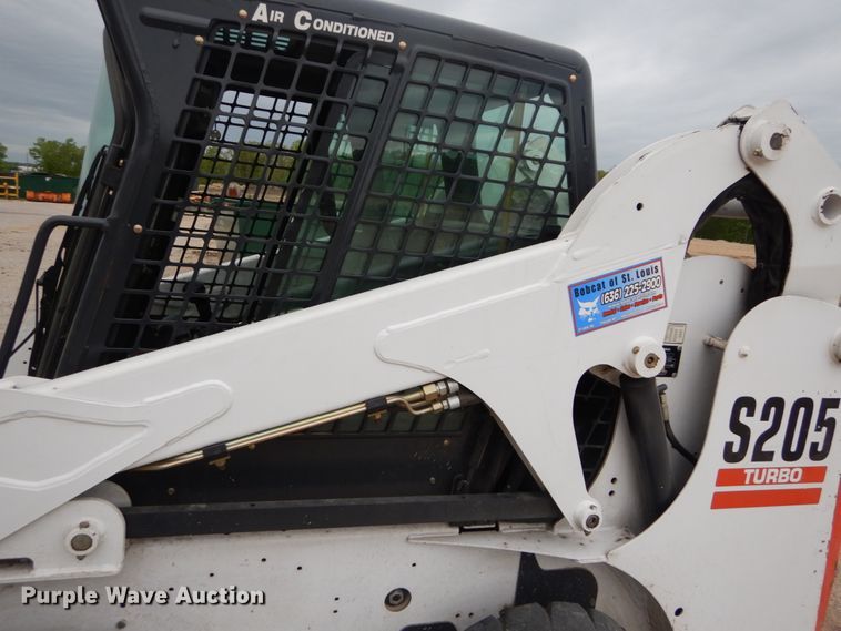 image for item GU9971 2005 Bobcat S205  skid steer loader
