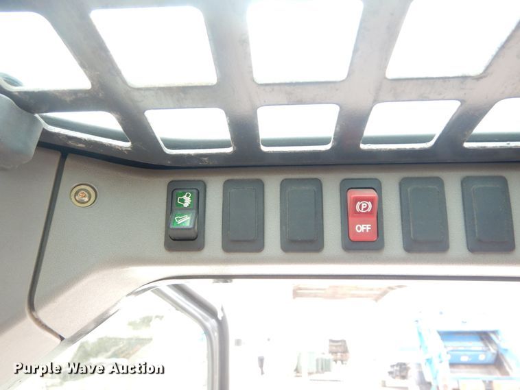 image for item GU9971 2005 Bobcat S205  skid steer loader