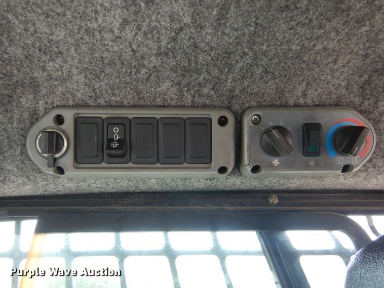 image for item GU9971 2005 Bobcat S205  skid steer loader