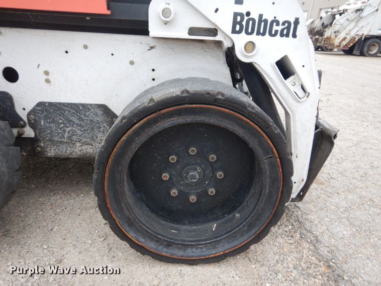 image for item GU9971 2005 Bobcat S205  skid steer loader