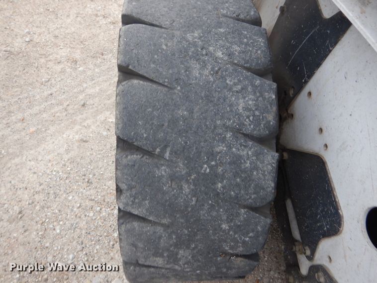 image for item GU9971 2005 Bobcat S205  skid steer loader