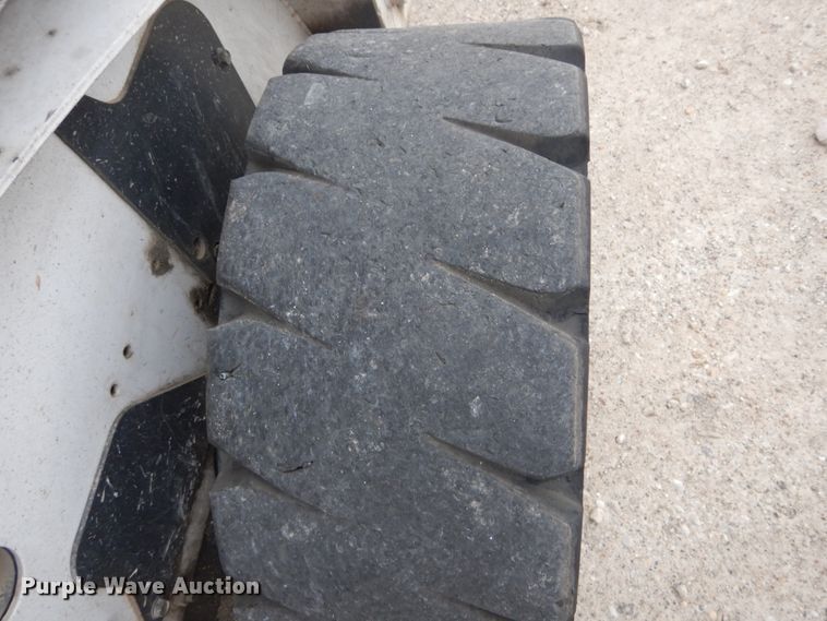 image for item GU9971 2005 Bobcat S205  skid steer loader