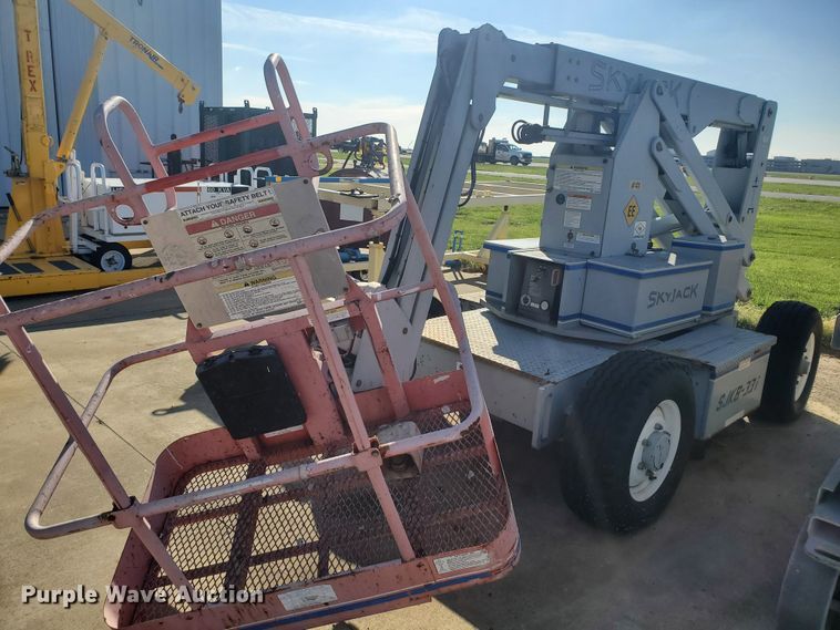 image for item GU9973 1998 Sky Jack SJKB-331  boom lift