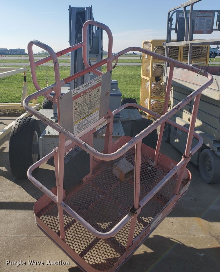 image for item GU9973 1998 Sky Jack SJKB-331  boom lift