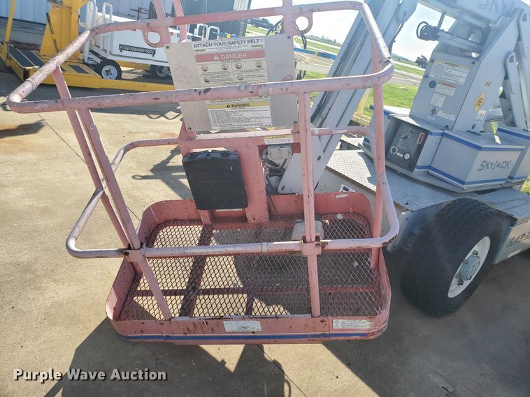image for item GU9973 1998 Sky Jack SJKB-331  boom lift