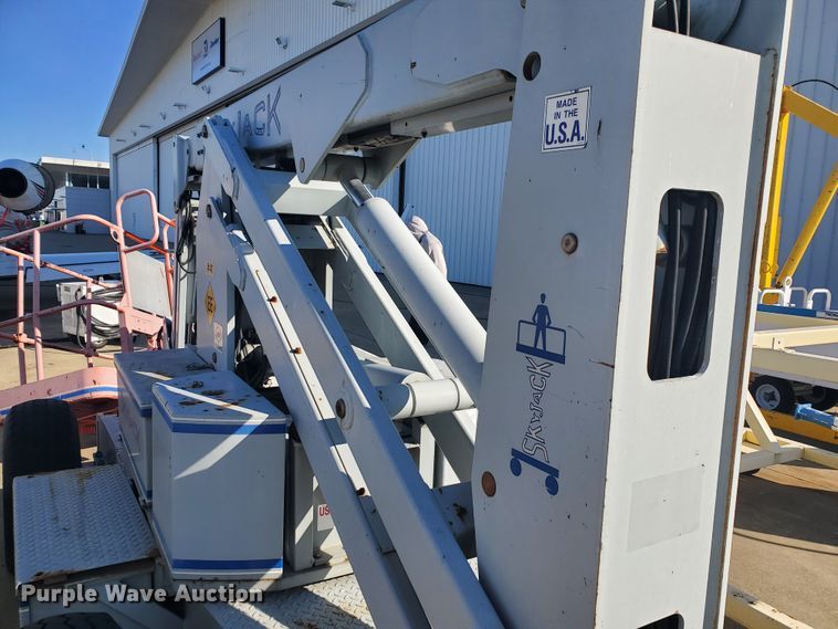image for item GU9973 1998 Sky Jack SJKB-331  boom lift