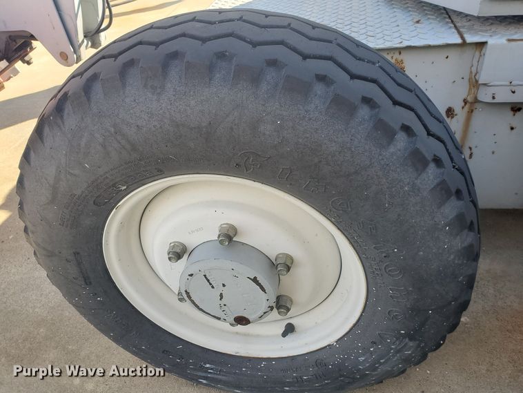 image for item GU9973 1998 Sky Jack SJKB-331  boom lift