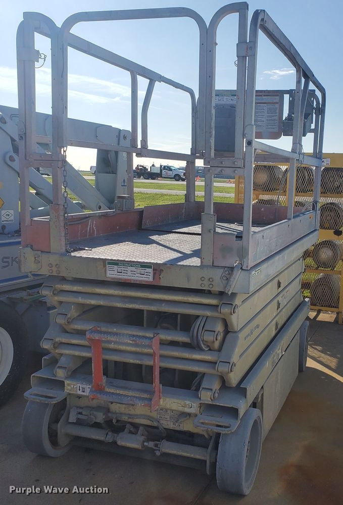 image for item GU9975 1999 JLG 2646E2  scissor lift