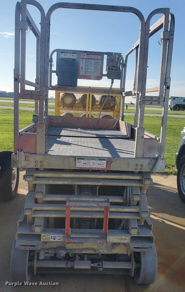 image for item GU9975 1999 JLG 2646E2  scissor lift