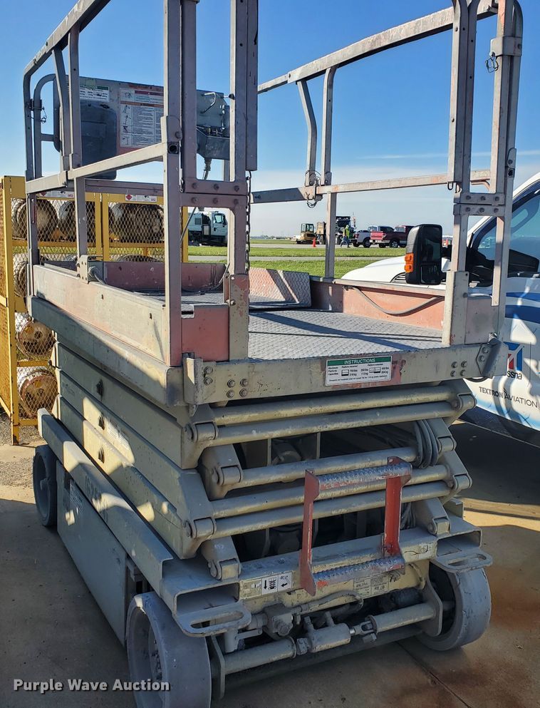 image for item GU9975 1999 JLG 2646E2  scissor lift