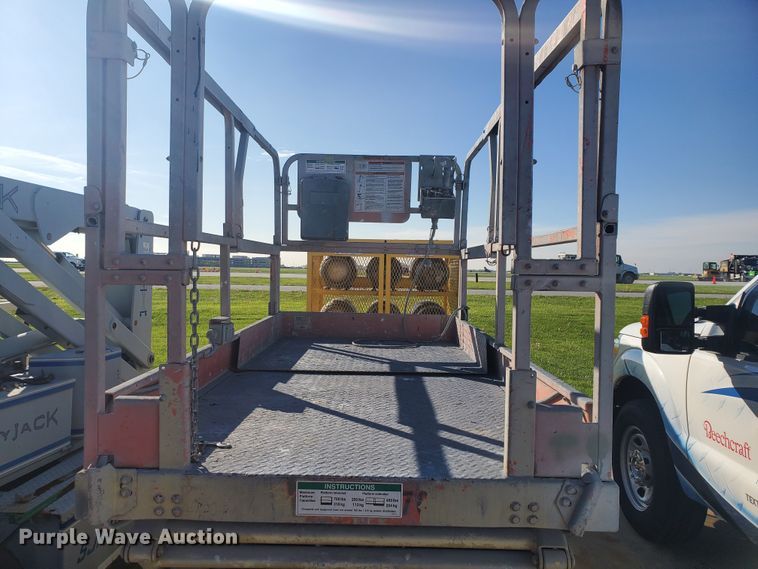 image for item GU9975 1999 JLG 2646E2  scissor lift