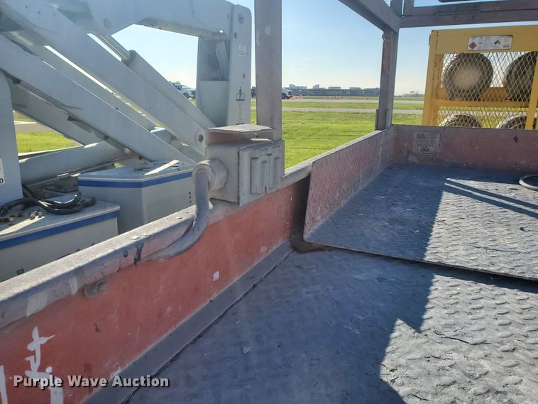 image for item GU9975 1999 JLG 2646E2  scissor lift