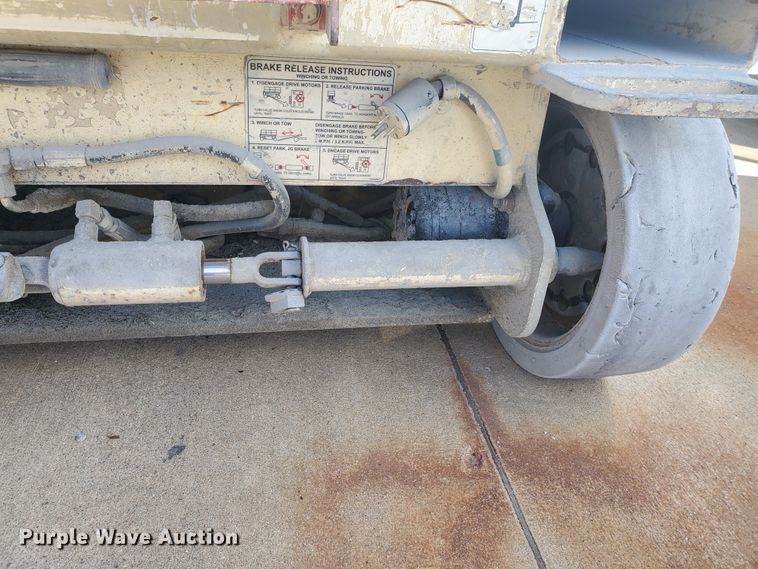 image for item GU9975 1999 JLG 2646E2  scissor lift