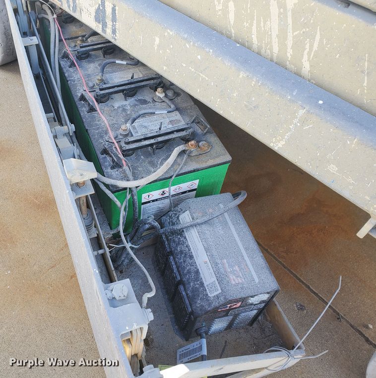 image for item GU9975 1999 JLG 2646E2  scissor lift