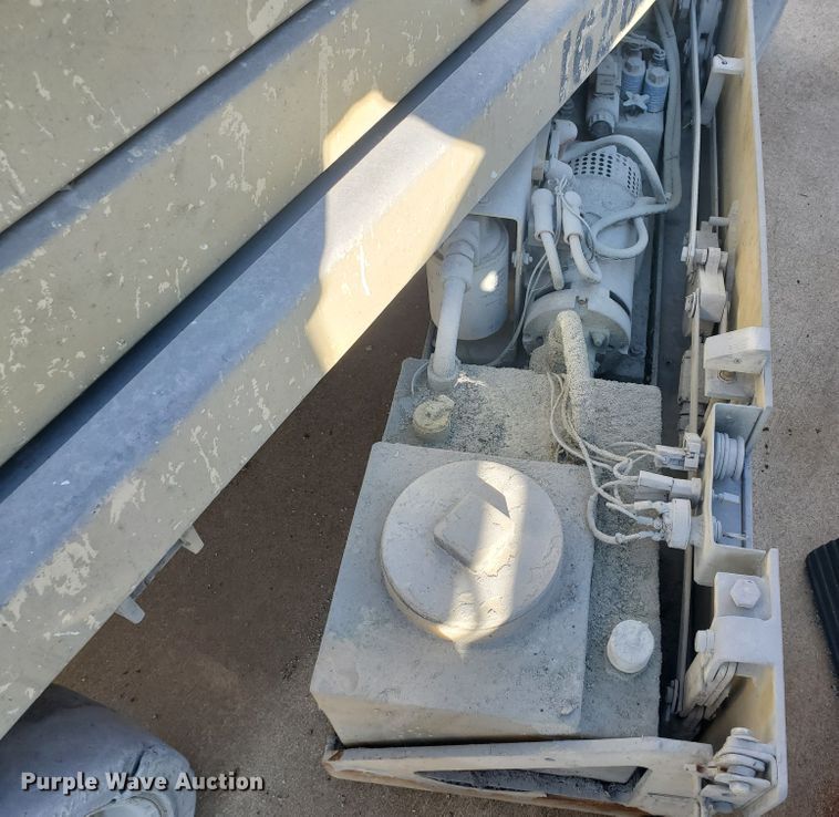 image for item GU9975 1999 JLG 2646E2  scissor lift