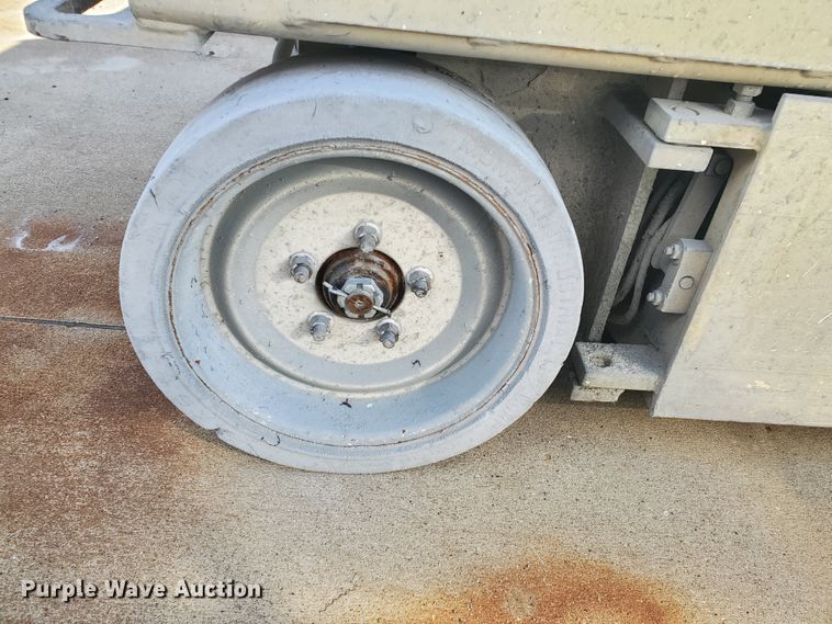 image for item GU9975 1999 JLG 2646E2  scissor lift