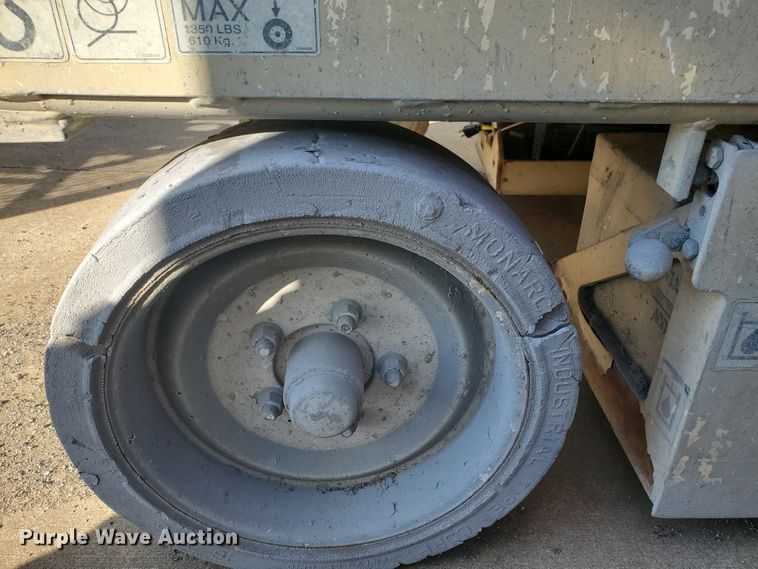 image for item GU9975 1999 JLG 2646E2  scissor lift