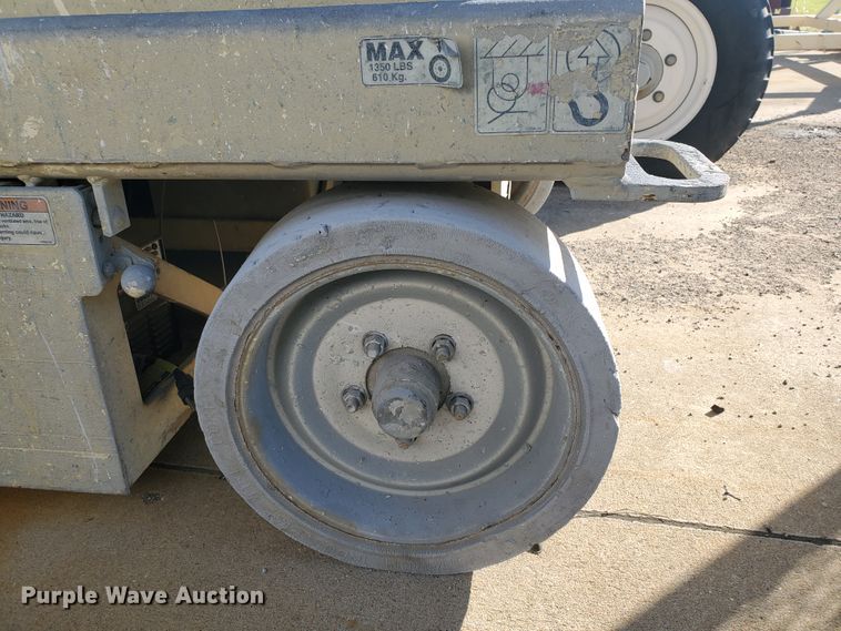 image for item GU9975 1999 JLG 2646E2  scissor lift