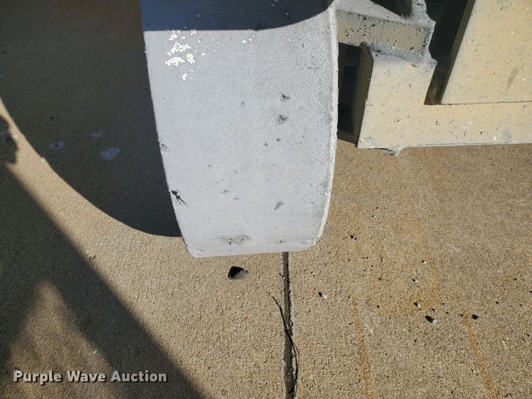 image for item GU9975 1999 JLG 2646E2  scissor lift