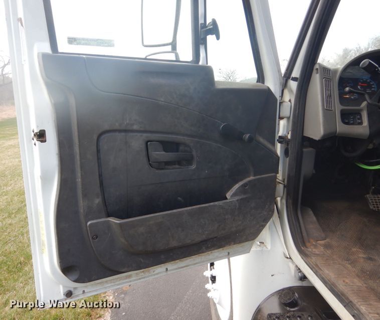 image for item GW9784 2008 International 4300 bucket truck