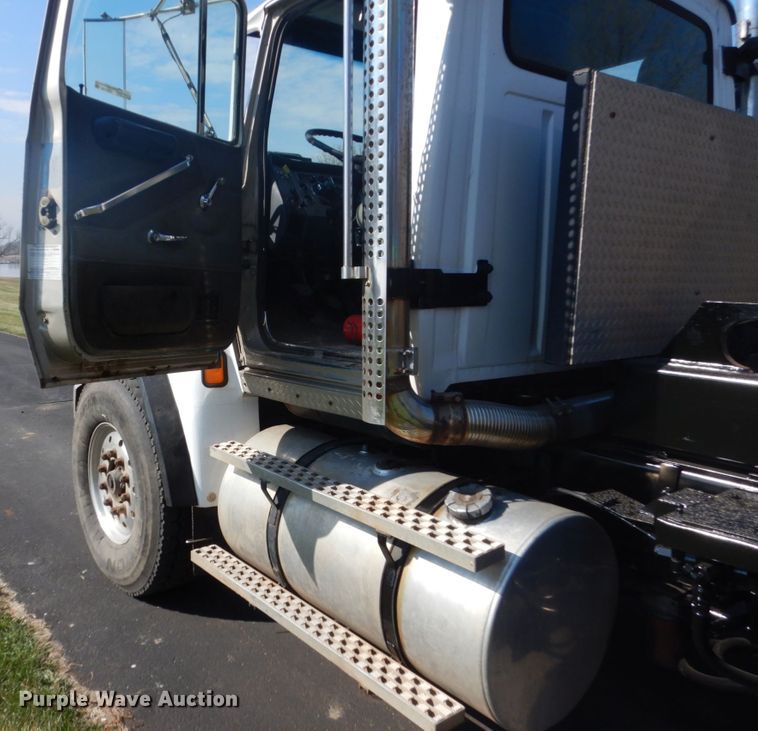 image for item GW9786 1995 Ford LTL9000 roll-off container truck