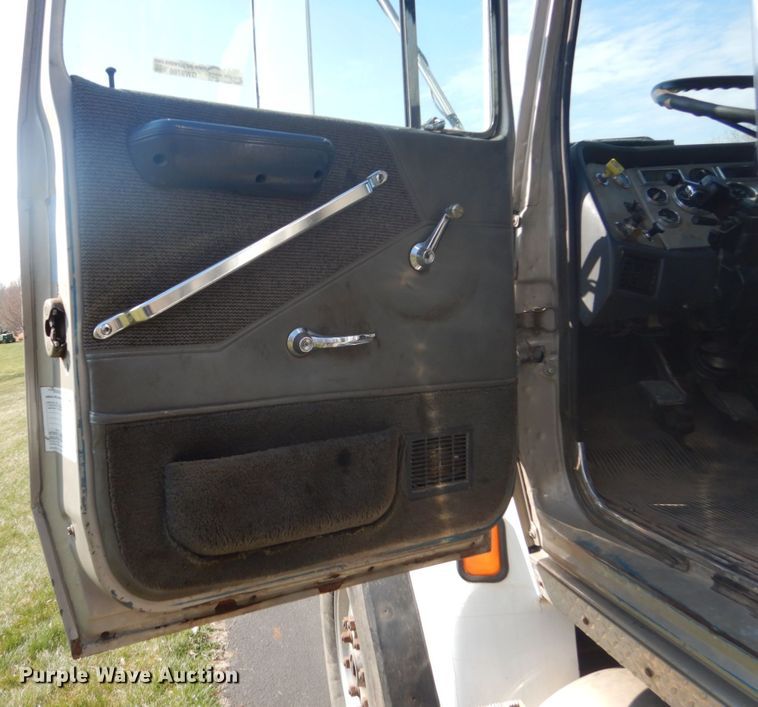 image for item GW9786 1995 Ford LTL9000 roll-off container truck