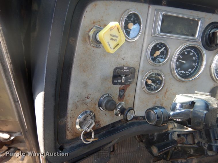 image for item GW9786 1995 Ford LTL9000 roll-off container truck