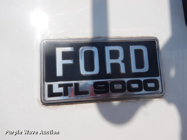 image for item GW9786 1995 Ford LTL9000 roll-off container truck