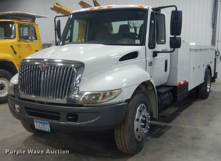 image for item GW9794 2003 International 4400 service truck with crane