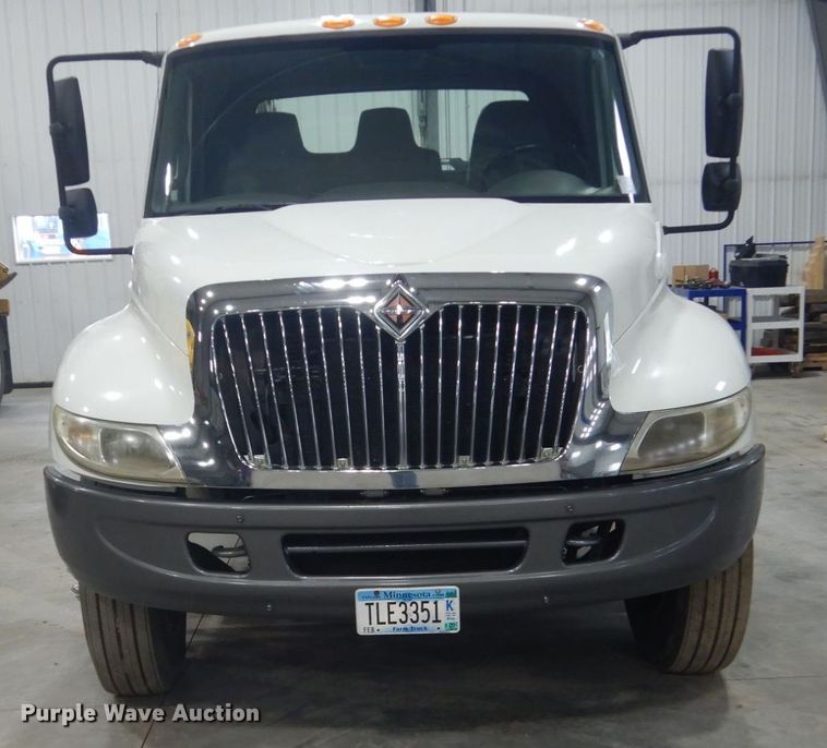 image for item GW9794 2003 International 4400 service truck with crane