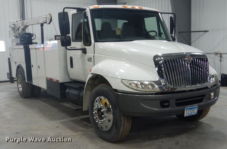 image for item GW9794 2003 International 4400 service truck with crane