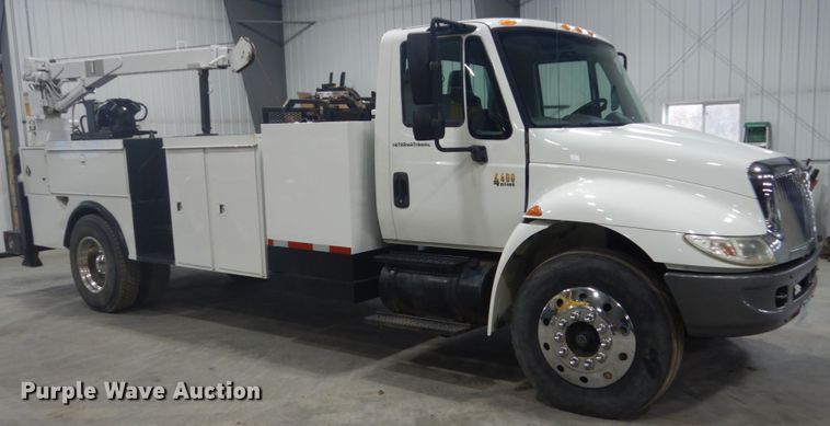 image for item GW9794 2003 International 4400 service truck with crane