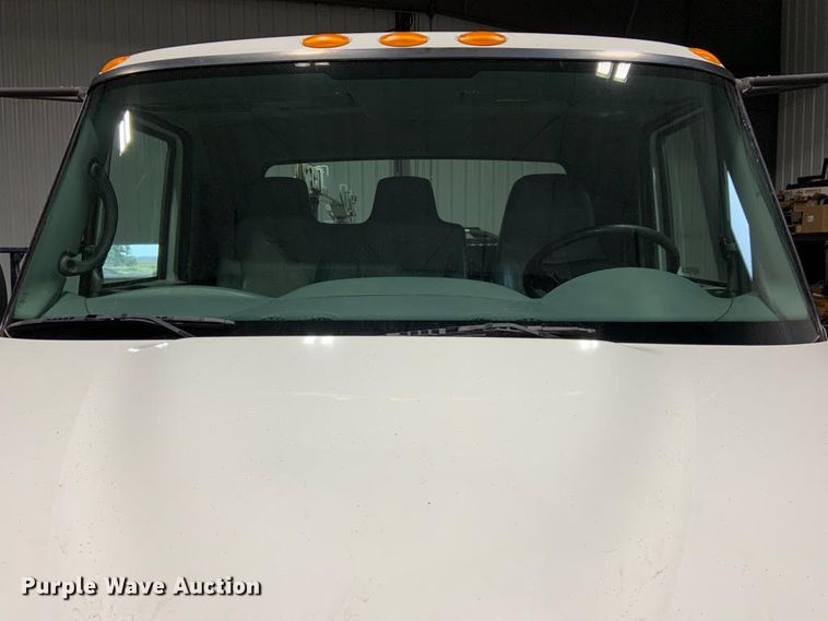 image for item GW9794 2003 International 4400 service truck with crane