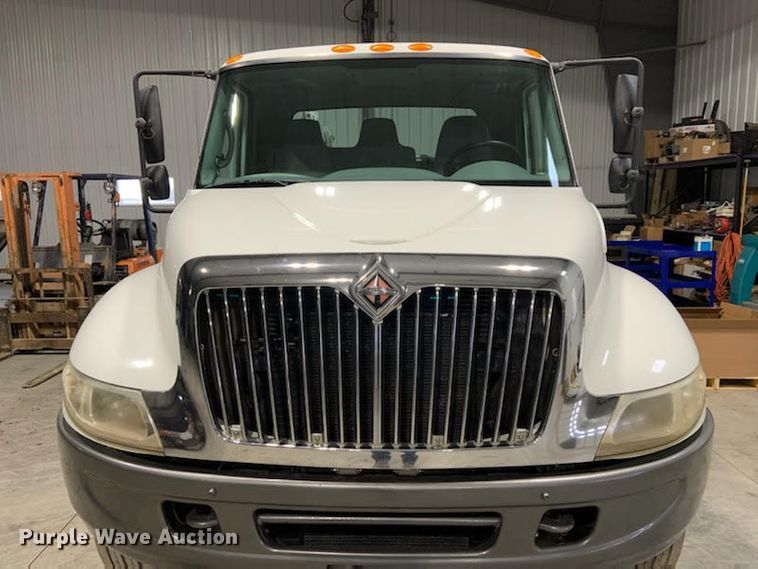 image for item GW9794 2003 International 4400 service truck with crane