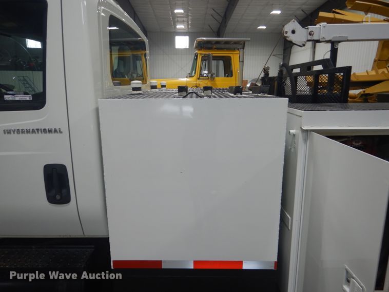 image for item GW9794 2003 International 4400 service truck with crane