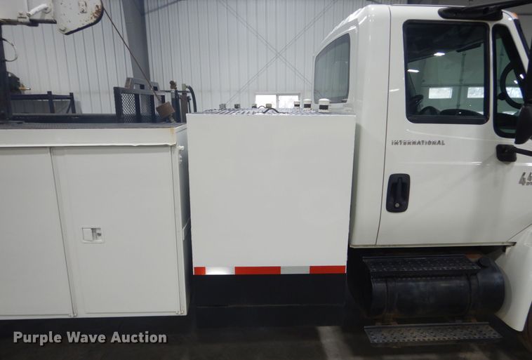 image for item GW9794 2003 International 4400 service truck with crane