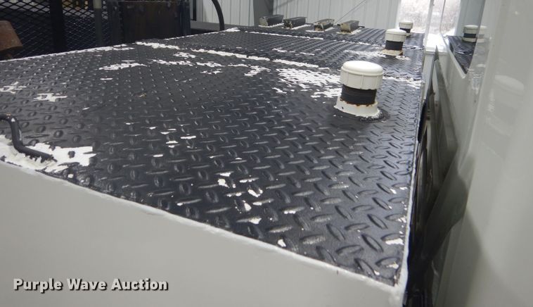 image for item GW9794 2003 International 4400 service truck with crane