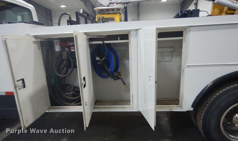 image for item GW9794 2003 International 4400 service truck with crane