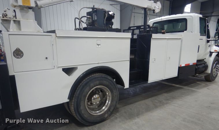 image for item GW9794 2003 International 4400 service truck with crane