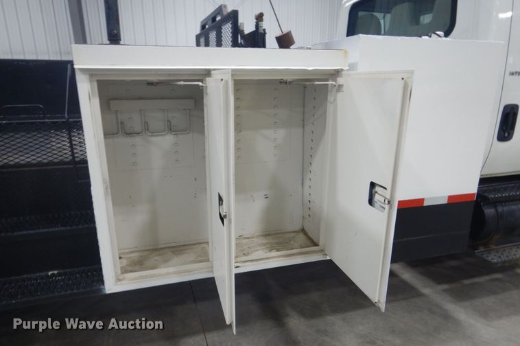 image for item GW9794 2003 International 4400 service truck with crane