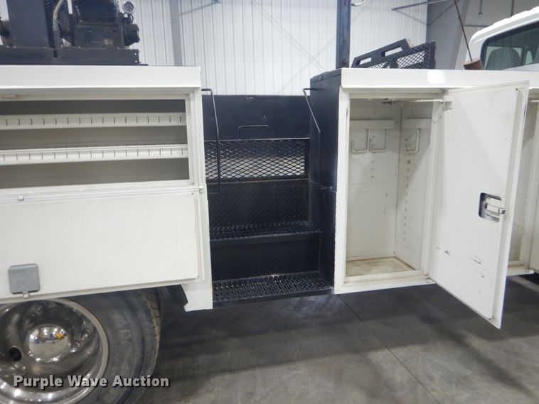 image for item GW9794 2003 International 4400 service truck with crane