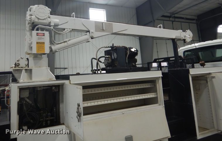 image for item GW9794 2003 International 4400 service truck with crane