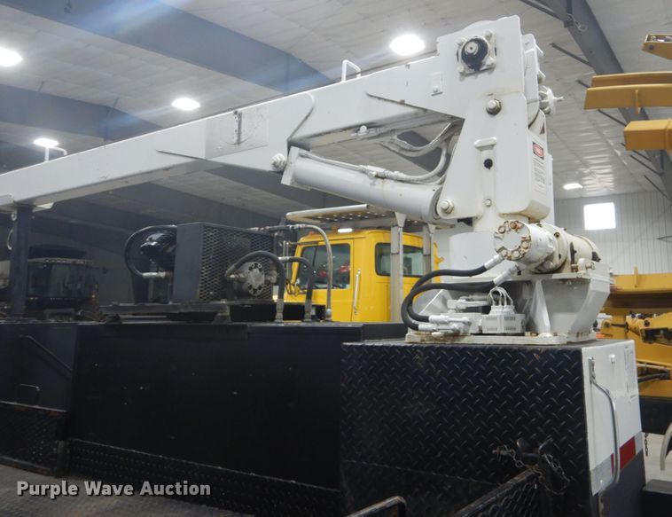 image for item GW9794 2003 International 4400 service truck with crane