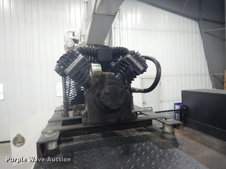 image for item GW9794 2003 International 4400 service truck with crane