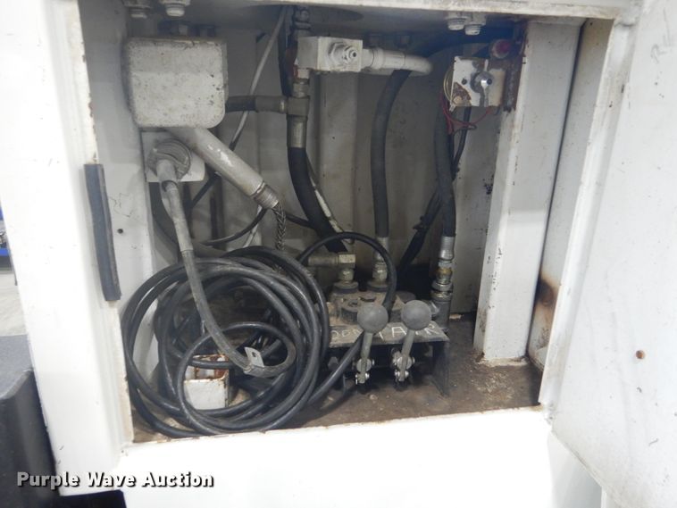 image for item GW9794 2003 International 4400 service truck with crane