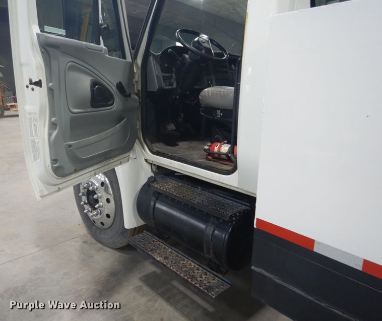 image for item GW9794 2003 International 4400 service truck with crane