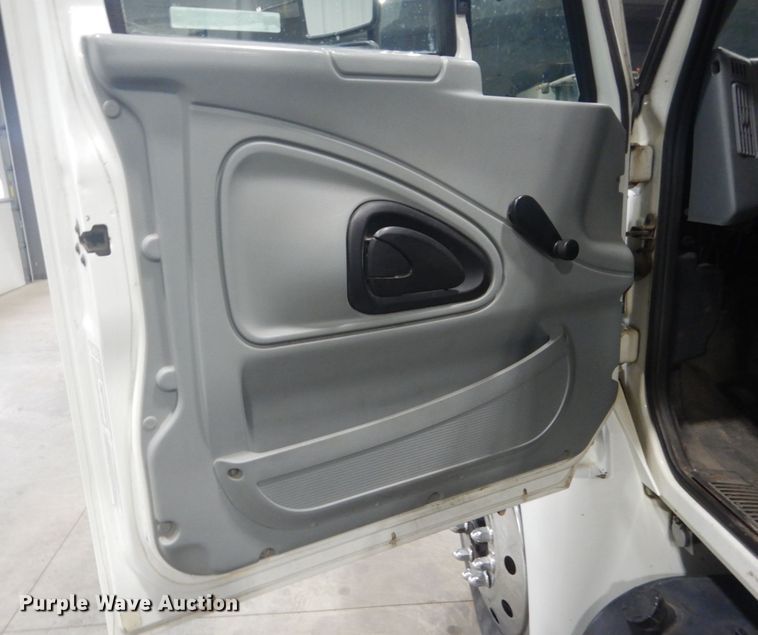 image for item GW9794 2003 International 4400 service truck with crane