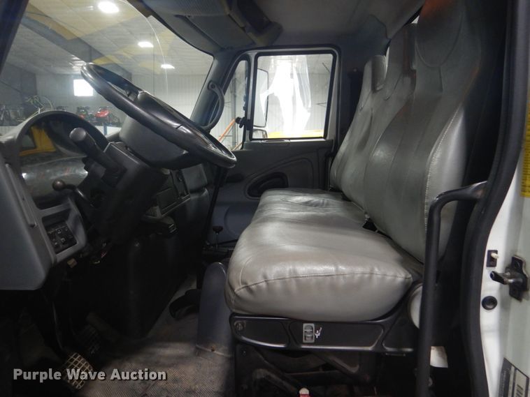 image for item GW9794 2003 International 4400 service truck with crane