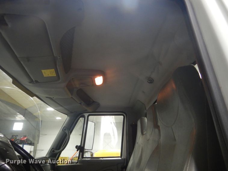 image for item GW9794 2003 International 4400 service truck with crane